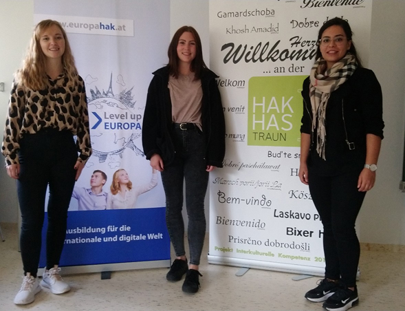 STUDENTINNEN IM KAUFMÄNNISCHEN UNTERRICHT