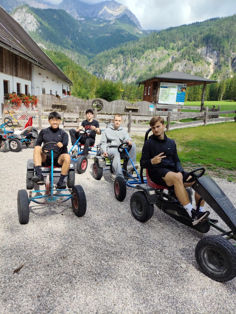 4B – PER PEDES UND IM GO-CART