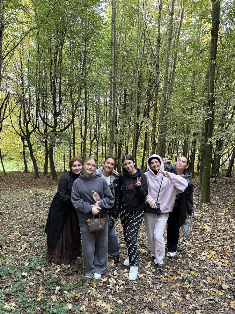 3 B HAK TAUSCHT SCHULBANK GEGEN WALDBODEN
