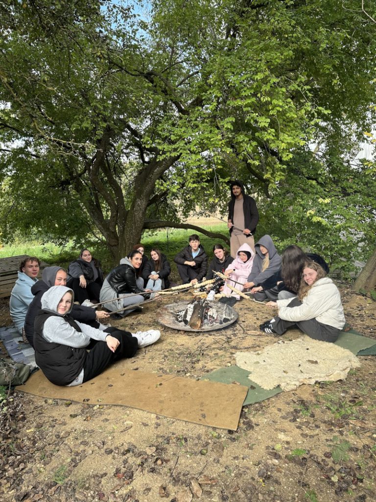 3 B HAK TAUSCHT SCHULBANK GEGEN WALDBODEN