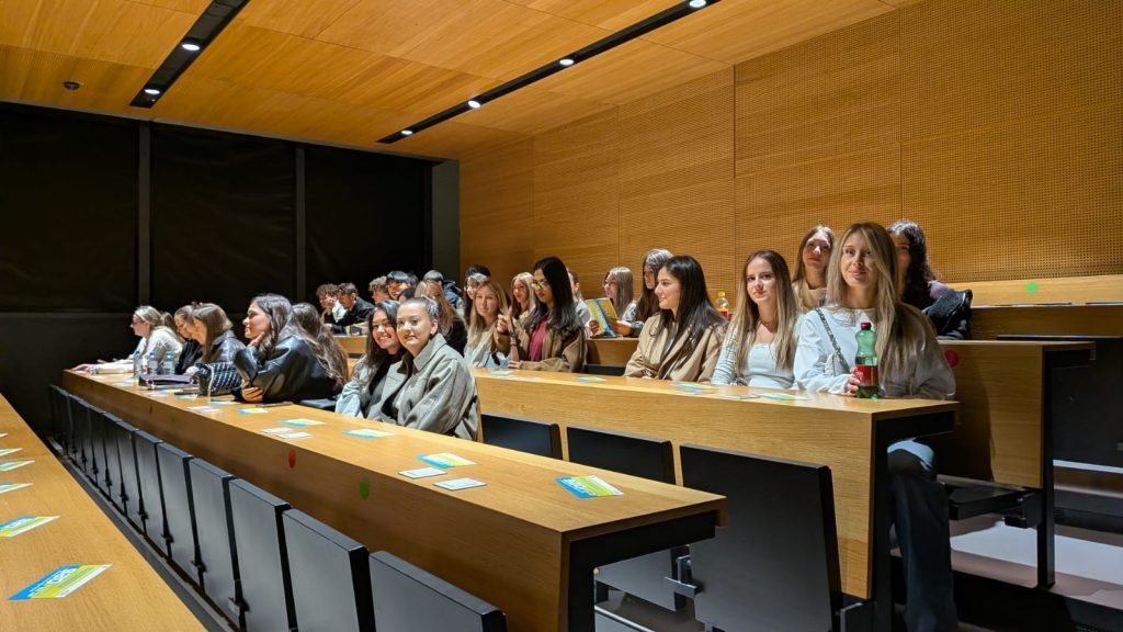 Studentinnen und Studenten in einem Hörsaal der Universität Wien.